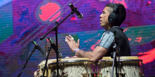 Musico tocando un instrumento de percusión. 