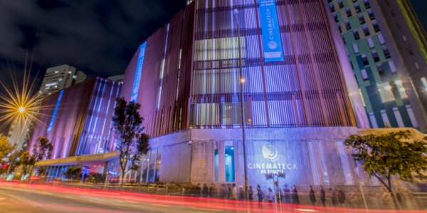 Fachada de la Cinemateca de Bogotá de noche.