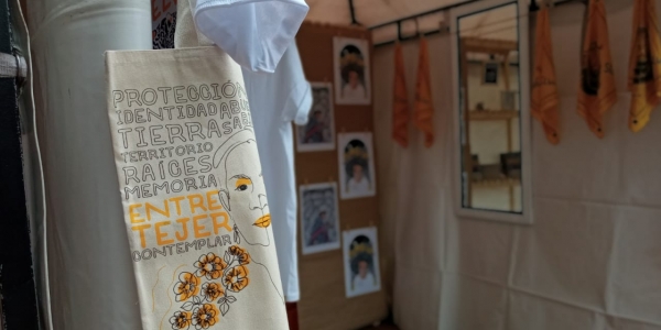 Carpa con productos artísticos como cuadros y estampados. 