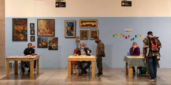 Personas en un salón con mesas