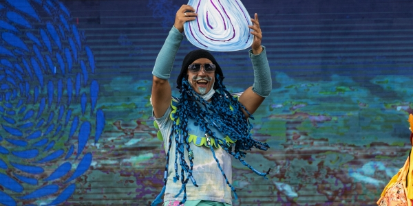 Artista del Programa Nidos en un escenario