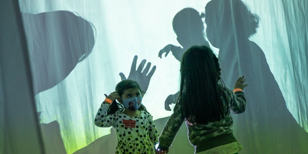 Niños haciendo sombras 