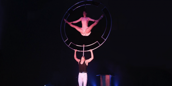 Pareja haciendo circo