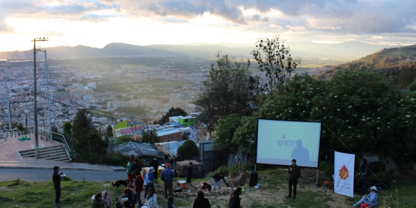 Personas compartiendo al aire libre