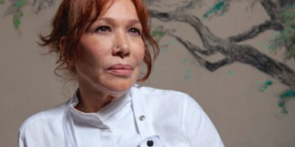 Mujer cocinera con un árbol de fondo 