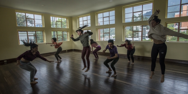 Bailarines en salón de la Casona de la Danza