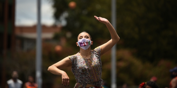 Mujer bailando en parque público