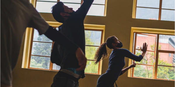 Personas bailando en la Casona de la Danza