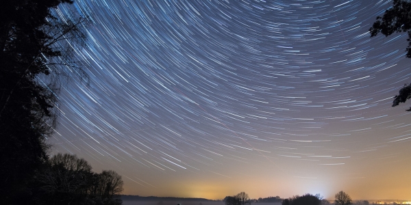 Cielo con estrellas en movimiento.