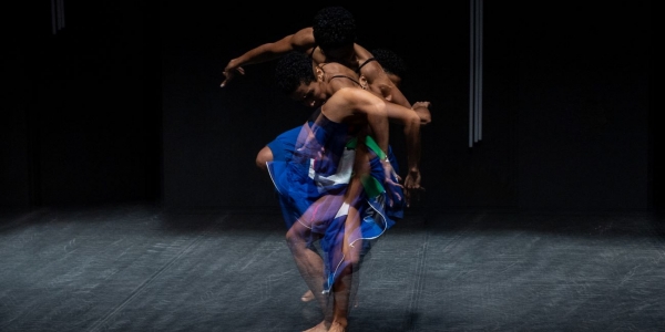 Bailarina francesa en escena con la obra Celulle