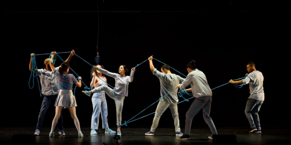 Bailarines en escena con la obra Dinamov