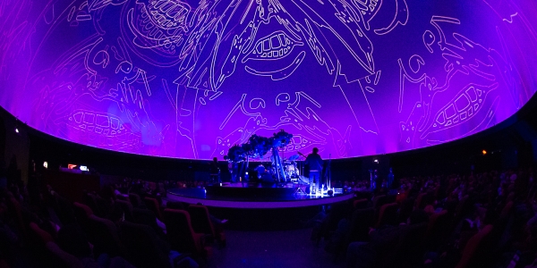 Proyección en morado en el domo del Planetario de Bogotá. 