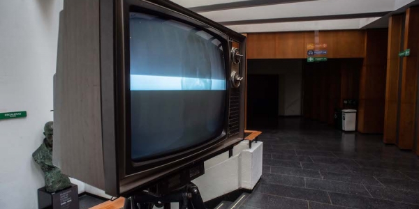 Televisor antiguo con una franja blanca en la mitad. 