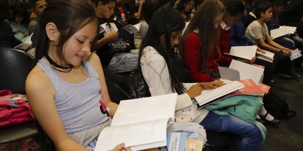 Niñas el Programa Crea leyendo en el marco de la FILBo