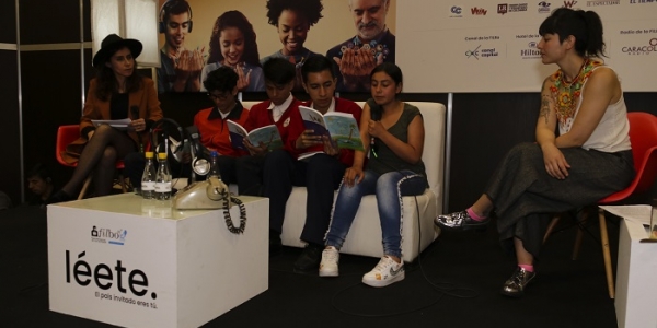 Jóvenes del Programa Crea en un evento de la FILBO