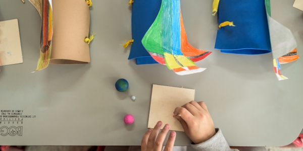 Un niño arma la parte de uno de los cohetes construidos con materiales reciclados. 