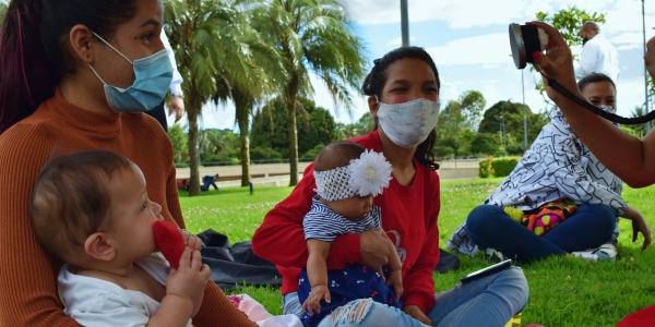 Mujeres y bebés viviendo experiencia artística de Nidos