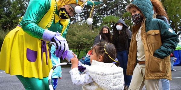 Artista del Programa Nidos interactuando con niña.