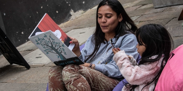 Mujer con su hija y libro