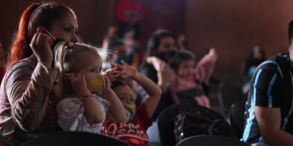 Madre e hija participando de actividad del Programa Nidos