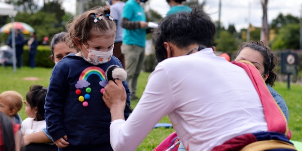 Artista del Programa Nidos jugando con una niña