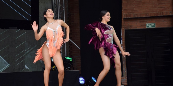 Pareja de salsa bailando en la Media Torta