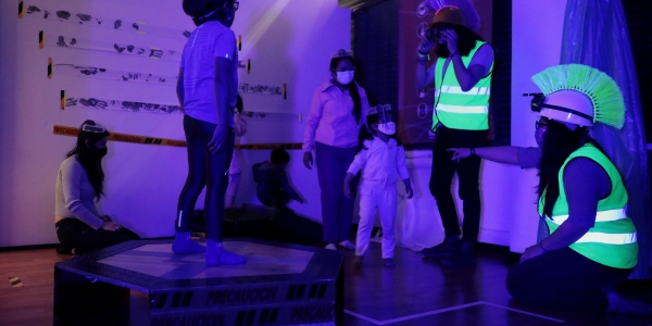 Niñas y niños en primera infancia jugando en el laboratorio