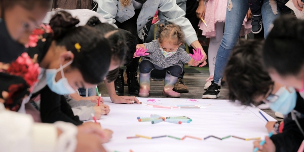 Niños y niñas participando en actividad artística