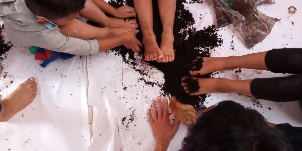 Niños y niñas explorando la creación artística
