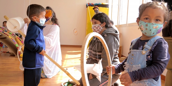 Niñas y niños en primera infancia jugando