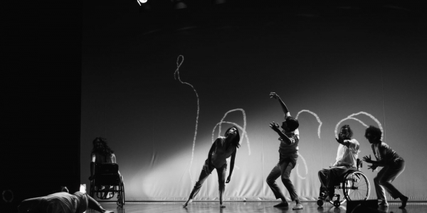 hombres y mujeres en una presentación de danza contemporánea