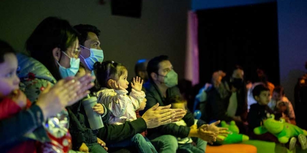 niños y padres en la Sala Infantil de Planetario de Bogotá