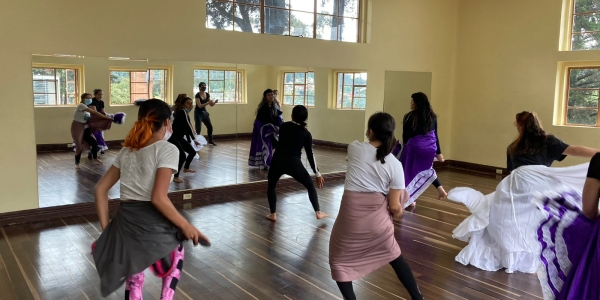 Mujeres bailando en la Casona de la Danza