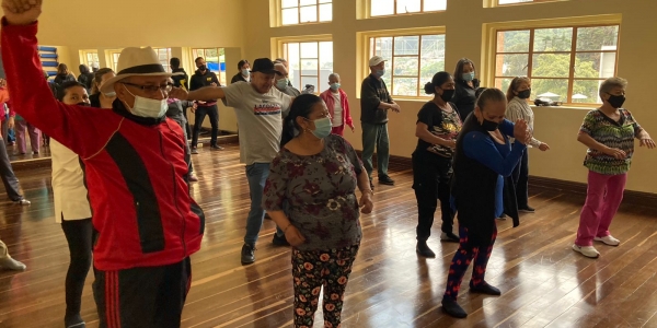 Adultos mayores en taller de la Casona de la Danza