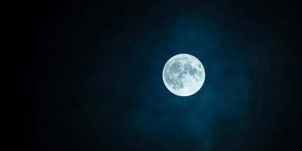 La luna con neblina enfrente en el cielo oscuro 