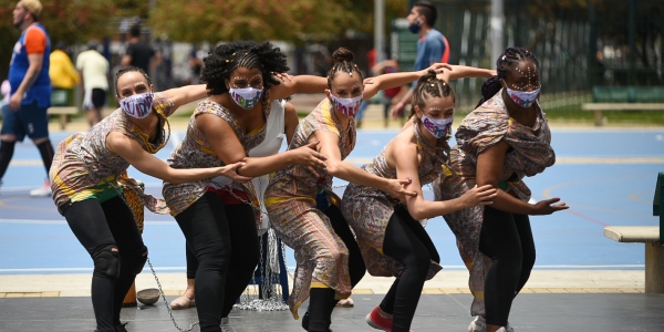 Cinco artistas de la comunidad afrocolombiana en una presentación