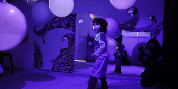 Niño en primera infancia jugando con globos