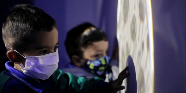 Dos niños en primera infancia jugando en experiencia artística