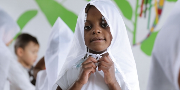 Niña vestida con juego de experiencia artística del Programa Nidos