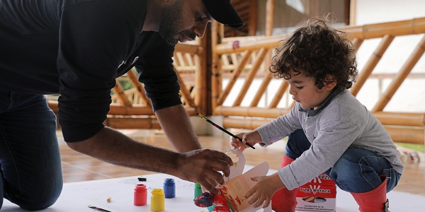 Papá jugando con bebé en primera infancia