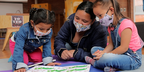 Madre y niñas en primera infancia jugando