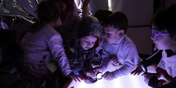 Grupo de niños jugando durante experiencia artística