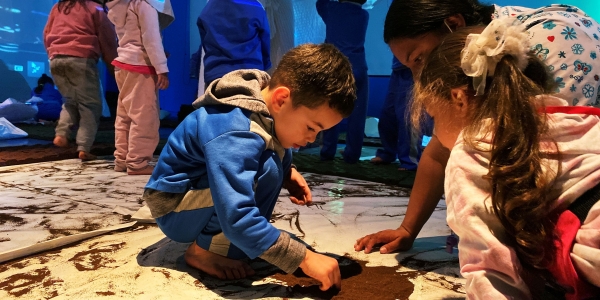 Familia jugando durante experiencia artística