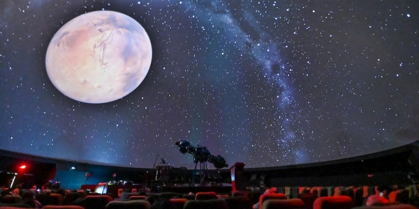 Proyección de Luna y estrellas en el domo del Planetario de Bogotá. 