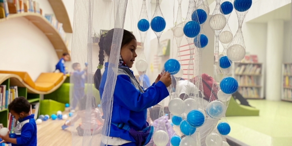 Niña jugando en el Laboratorio Artístico El Parque