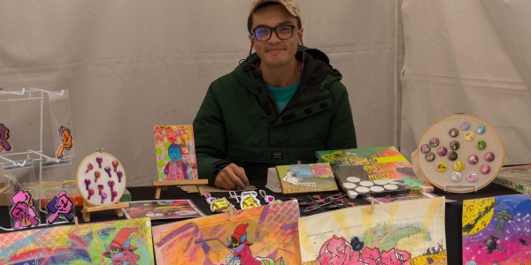 Persona participando en evento al aire libre
