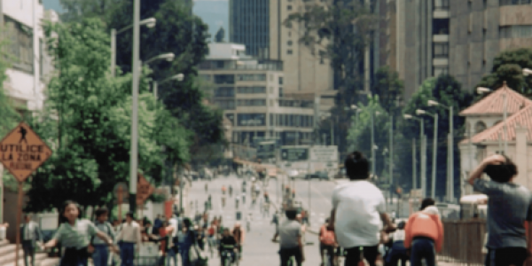 Niños montando bicicleta en la calle 