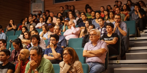 Personas en un auditorio. 