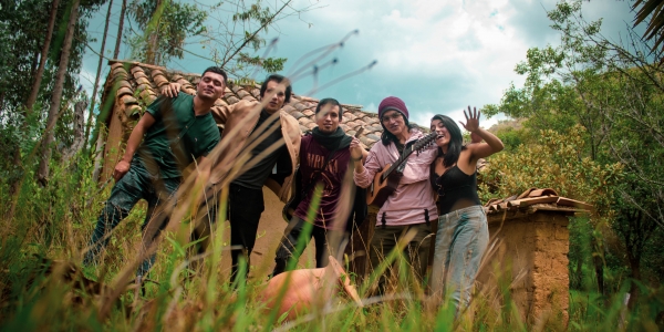 3 hombres y dos mujeres en el campo