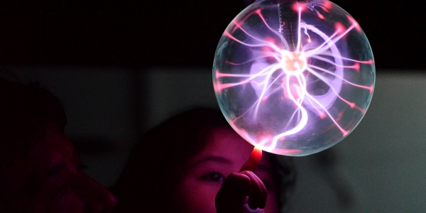 Niño en primera infancia jugando con bola de luz